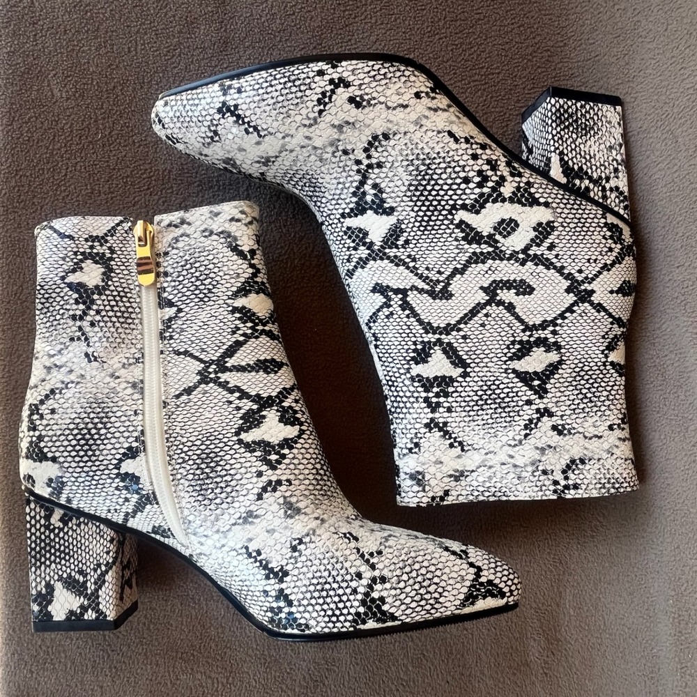 Wet Kiss Snakeskin Animal Print Ankle Boots Block Heel Pointed Toe Gold Zipper 9